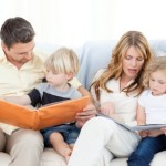 Bambini che leggono con i genitori