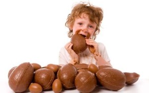 bambini e abbuffate di uova di Pasqua